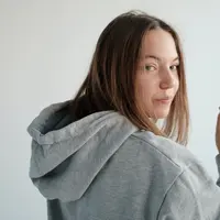 Tips styling hoodie (foto: Pexels/Alena Shekhovtcova)