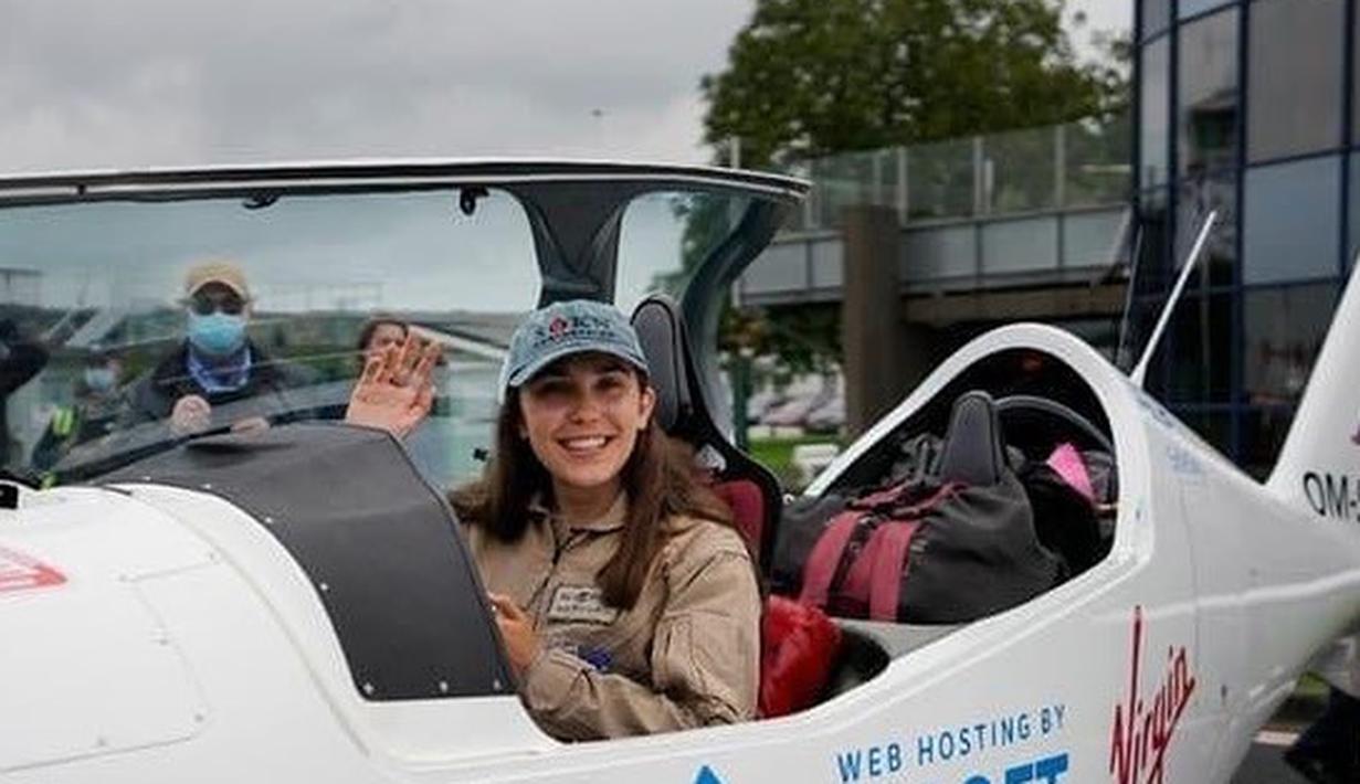 Zara Rutherford adalaj seorang perempuan muda asal Inggris dan Belgia yang sukses keliling dunia menerbangkan pesawat seorang diri. 
(Foto: Instagram/Zara Rutherford ).