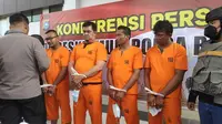 Tersangka penganiayaan terhadap seorang warga karena mengkritik kinerja Pj Wali Kota Pekanbaru. (Liputan6.com/M Syukur)
