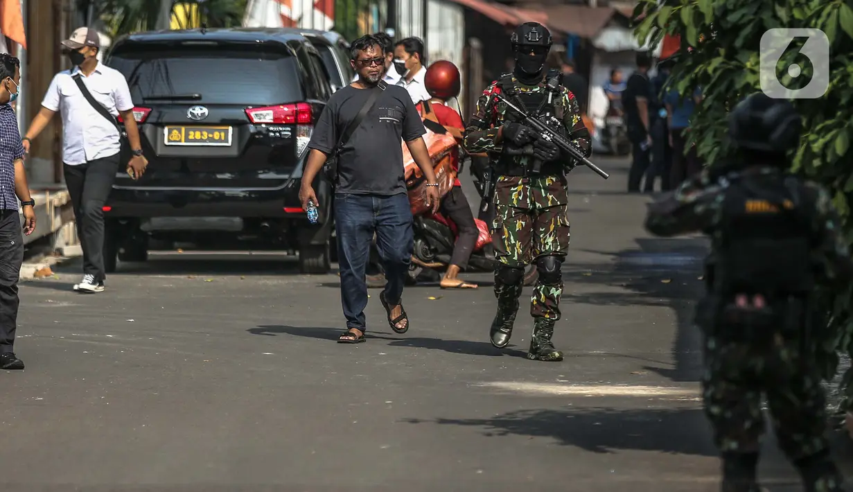 Anggota Brimob berjaga di depan rumah pribadi Irjen Ferdy Sambo di Jalan Saguling, Duren Tiga, Jakarta, Selasa (30/8/2022). Polri menggelar agenda rekonstruksi pembunuhan Brigadir J di Duren Tiga hari ini, di mana timsus akan menghadirkan lima tersangka dengan empat di antaranya mengenakan rompi tahanan. (Liputan6.com/Faizal Fanani)