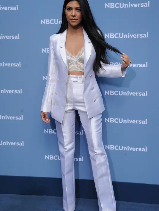 Kourtney Kardashian, tubuh mungilnya memang terlihat sangat beda dibandingkan saudara-saudaranya. Meski sudah melahirkan buah hati untuk ketiga kalinya, tubuh mungil Kourtney tak berubah sejak dirinya belum mengandung buah hatinya. (AFP/Bintang.com)