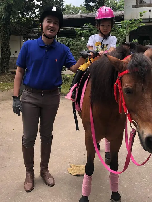 Nah saat latihan berkuda, Thalia Putri Onsu ditemani sang ayah nih. Ruben terlihat beberapa kali menemani Thalia untuk berlatih berkuda. (Liputan6.com/IG/@thaliaputrionsu)