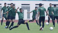 Gelandang Indonesia, Muhammad Hargianto, melakukan sesi latihan di Stadion Wibawa Mukti, Jawa Barat, Jumat (02/11/2018). Latihan tersebut dalam rangka persiapan jelang laga Piala AFF 2018.  (Bola.com/M Iqbal Ichsan)