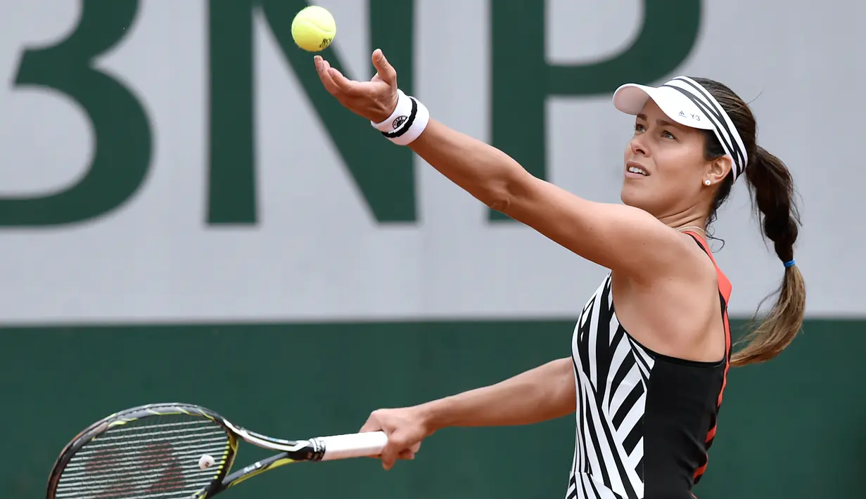 Petenis asal Serbia, Ana Ivanovic melakukan servis saat bertemu petenis asal Jepang Kurumi Nara di putaran kedua wanita di Roland Garros 2016 Perancis Tennis Open di Paris pada 26 Mei 2016. (AFP PHOTO / PHILIPPE LOPEZ)