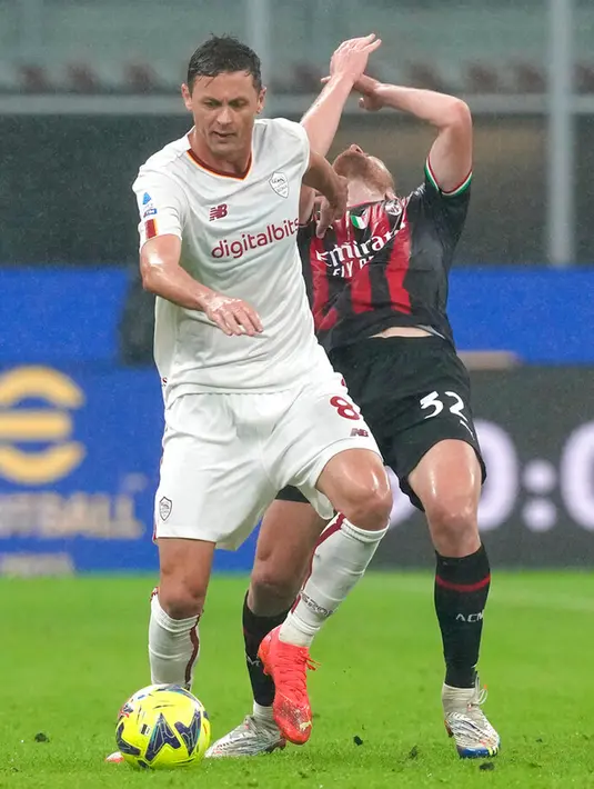 Pemain AS Roma Nemanja Matic (kiri) berebut bola dengan pemain AC Milan Tommaso Pobega pada pertandingan sepak bola Serie A Liga Italia di Stadion San Siro, Milan, Italia, 8 Januari 2023. Pertandingan berakhir imbang 2-2. (AP Photo/Antonio Calanni)