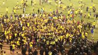 Ultras Mania menyerukan tuntutan agar manajer Persegres mundur selepas kalah 0-2 dari Persela di Stadion Tri Dharma, Gresik, Senin (5/6/2017). (Bola.com/Fahrizal Arnas)