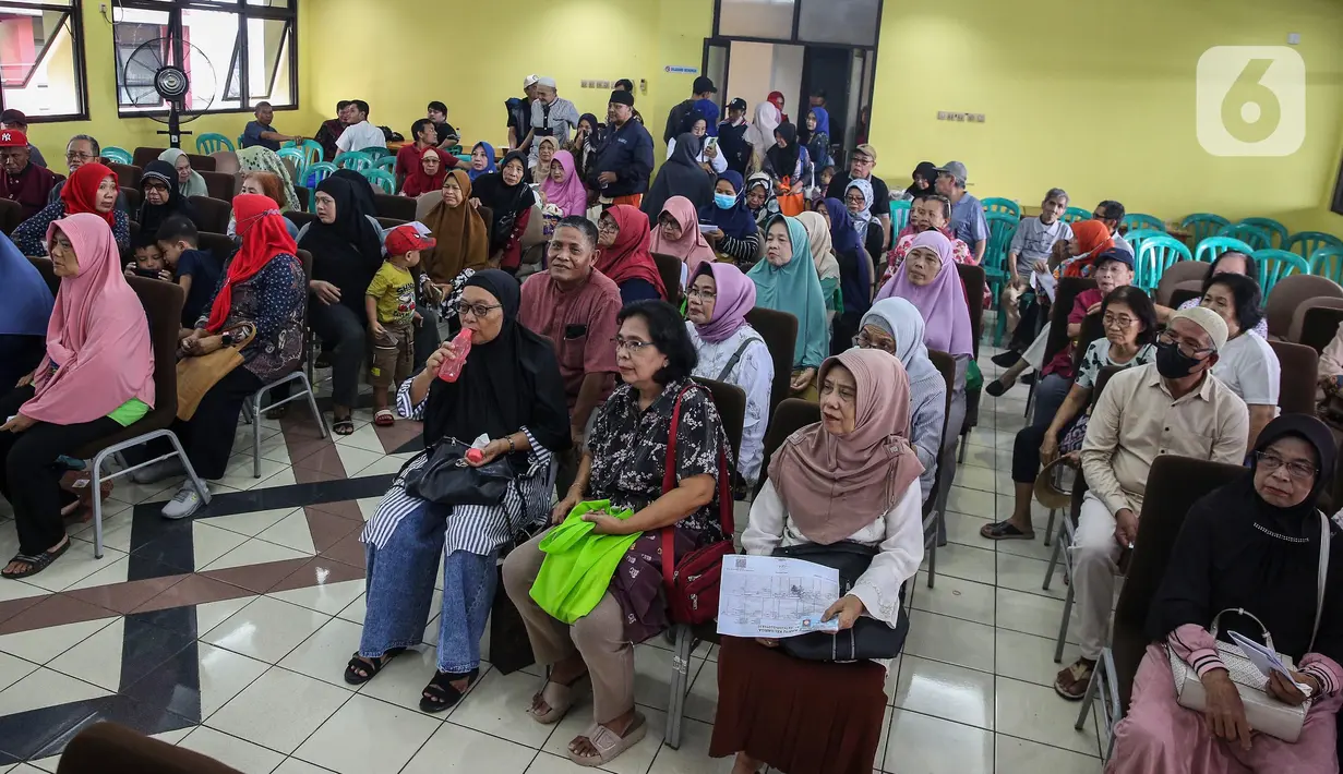 Saat ini, layanan transportasi gratis di Jakarta bisa diakses melalui dua jenis kartu, yaitu JakCard Combo dari Bank DKI dan TJ Card yang dikeluarkan oleh PT Transportasi Jakarta atau TransJakarta. (Liputan6.com/Angga Yuniar)