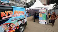 Warga melintas di depan posko Ayo Mudik Kemenhub di kawasan Pasar Kebayoran Lama, Jakarta, Selasa (17/5/2016). Posko pendaftaran ini dibuka di beberapa tempat di Jakarta secara bergantian hingga 12 Juni mendatang. (Liputan6.com/Helmi Fithriansyah)