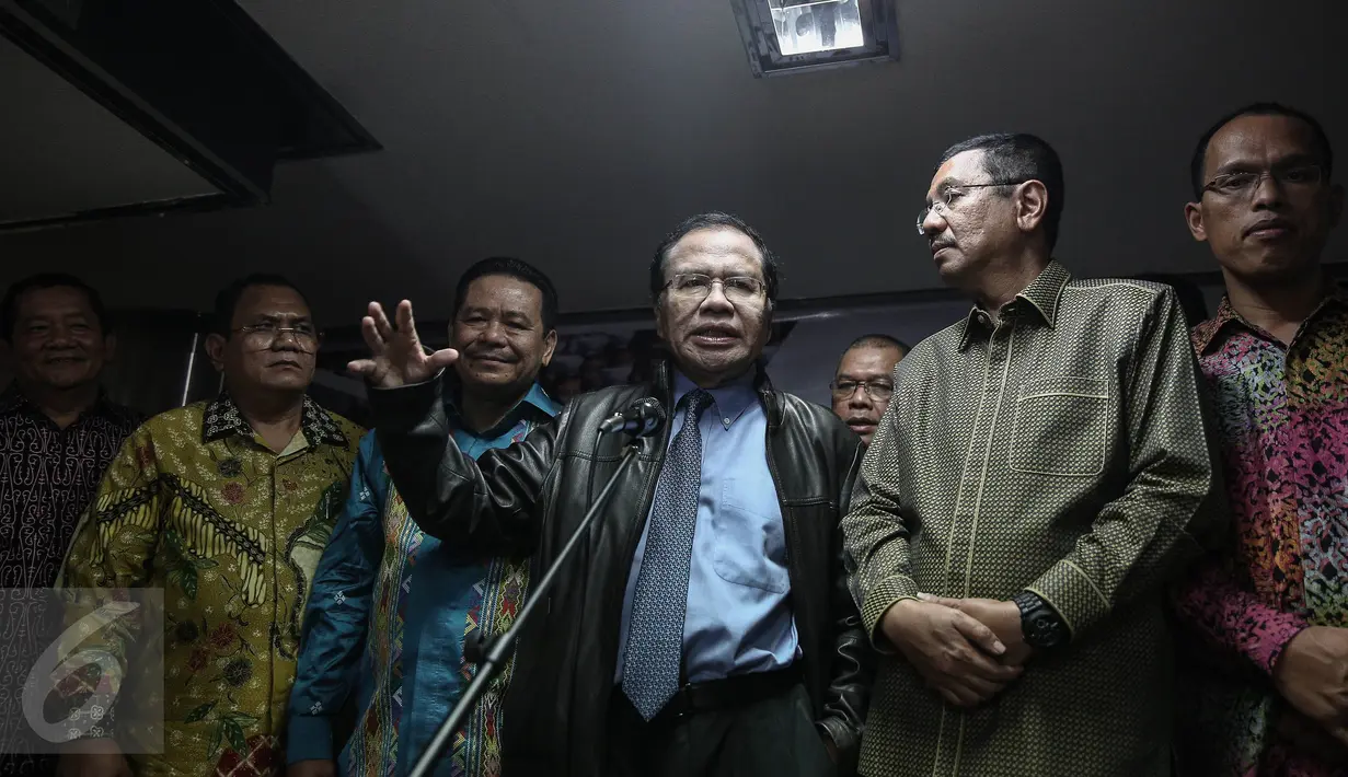 Menko Maritim Rizal Ramli memberi paparan saat 'Malam Budaya Menyongsong Badan Otorita Danau Toba' di Jakarta, Rabu (25/5). Acara itu untuk memperkenalkan badan otorita yang dibentuk untuk mempercepat pengembangan Danau Toba. (Liputan6.com/Faizal Fanani)