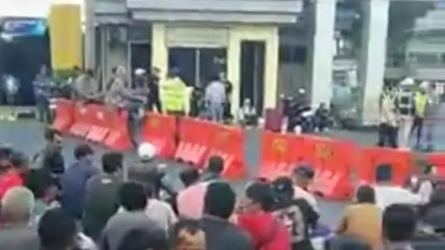 Sopir truk blokade akses Pelabuhan Ketapang Banyuwangi