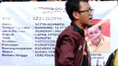 Sejumlah mahasiswa yang tergabung dalam UI Beraksi membentangkan KTP Setya Novanto saat aksi di depan Gedung KPK, Jakarta, Jumat (13/10). Mereka meminta KPK menetapkan kembali status tersangka kepada Setya Novanto. (Liputan6.com/Helmi Fithriansyah)