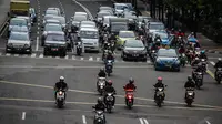 Pengendara sepeda motor melintas di sekitar Jalan MH Thamrin, Jakarta Pusat, Selasa (11/11/2014). (Liputan6.com/Faizal Fanani) 