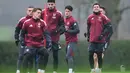 Konsistensi performa Arsenal sepanjang fase liga menempatkan mereka sebagai salah satu tim paling dominan musim ini. Tampak dalam foto, bek Arsenal asal Spanyol, Martin Zubimendi (kanan) bersama rekan-rekan setimnya mengikuti sesi latihan tim di pusat pelatihan Arsenal di London Colney, utara London, pada Selasa 27 Januari 2026. (Ben STANSALL/AFP)