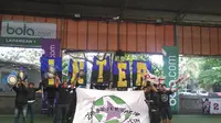 ICI Bekasi beraksi saat kompetisi chant dalam perayaan ulang tahun kedua Bintang.com dan Bola.com. (Bola.com)
