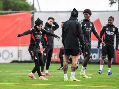 Penyerang SL Benfica asal Argentina, Gianluca Prestianni (tengah) saat mengikuti sesi latihan menjelang leg pertama play-off Liga Champions 2025/2026 melawan Real Madrid di Kampus Benfica, Seixal, pinggiran Lisbon, Portugal, pada Senin 16 Februari 2026. SL Benfica bakal menjamu Real Madrid pada leg pertama play-off babak gugur Liga Champions 2025/2026 di Estadio da Luz, Lisbon, Portugal, pada Rabu (18/2/2026) dini hari pukul 03.00 WIB. (PATRICIA DE MELO MOREIRA/AFP)