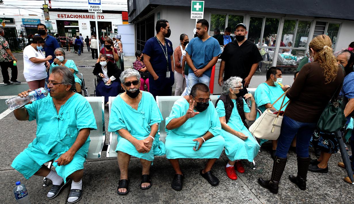 Pasien dalam perawatan menunggu di lapangan terbuka Pusat Medis beberapa saat setelah gempa bumi di Guadalajara, negara bagian Jalisco, Meksiko, Senin (19/9/2022). Saluran berita lokal melaporkan bahwa petugas pemadam kebakaran menutup beberapa bangunan di Mexico City untuk umum karena khawatir akan runtuh.
(Photo by ULISES RUIZ / AFP)