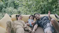 Ajak Anak Saat Liburan, Rio Dewanto Kerepotan