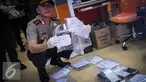 Kapolda Mochamad Iriawan menunjukkan barang bukti pungutan liar (pungli) saat operasi tangkap tangan (OTT) di Kementerian Perhubungan, Jakarta, Selasa (11/10). (Liputan6.com/Faizal Fanani)