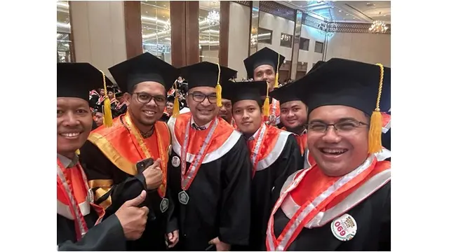 6 Potret Sahrul Gunawan Wisuda S2, Bahagia Didampingi Dine Mutiara
