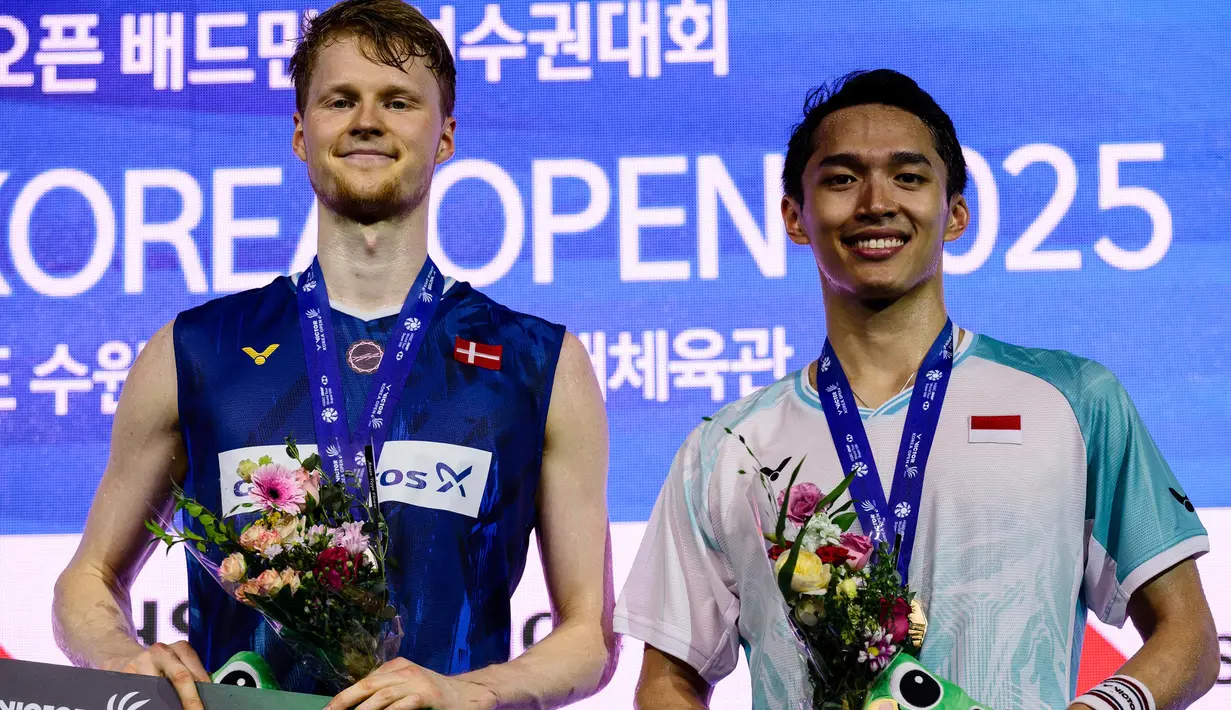 Laga Jonatan Christie melawan Anders Antonsen berlangsung sengit dalam tiga gim dengan skor 21-10, 15-21, 21-17. (ANTHONY WALLACE/AFP)