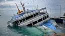 KMP Dharma Rucitra III kandas di Pelabuhan Padang Bai, Karangasem, Bali, Sabtu (13/6/2020). Beberapa kendaraan termasuk truk dan sepeda motor masih terjebak di dalamnya. (SONNY TUMBELAKA/AFP)
