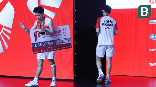 Ganda putra Indonesia, Raymond Indra dan Nikolaus Joaquin, berhasil keluar sebagai runner-up di turnamen bulu tangkis Polytron Indonesia Open 2026. (Bola.com/M Iqbal Ichsan)