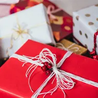 Intip beberapa tips bermanfaat untuk menghemat budget hadiah Natal. (unsplash.com/Freestocks)
