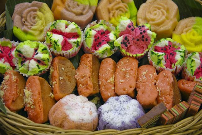 Kue basah juga menjadi makanan yang tak boleh dilupakan saat Ramadan/copyright shutterstock.com