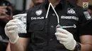 Polisi menunjukkan alat hisap yang digunakan Dhawiya Zaida saat rilis narkoba di Polda Metro Jaya, Jakarta, Sabtu (17/2). Polisi mengamankan sabu seberat 1,32 gram beserta sejumlah alat hisap dan barang bukti lainya. (Liputan6.com/Arya Manggala)
