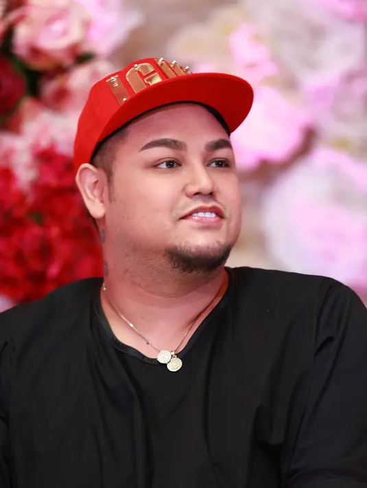 Menurut Ivan Gunawan yang merasa terbantu bisnis online shop-nya dengan keberadaan si wanita, cara terbaik untuk mengenal satu sama lain ialah dengan meluangkan waktu. (Wimbarsana/Bintang.com)