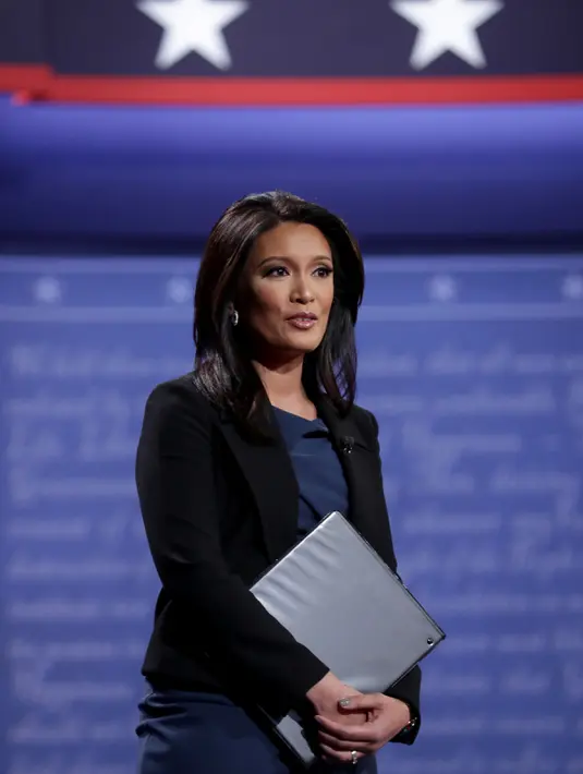 Elaine Quijano bersiap menjadi moderator tunggal debat perdana Cawapres AS di Longwood University, Virginia, Selasa (4/10). Quijano, warga asli Chicago keturunan Filipina, yang menjadi moderator AS-Asia pertama dalam debat pilpres AS. (AFP Photo)