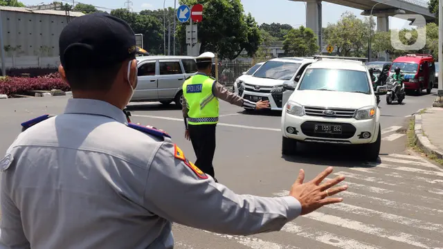 FOTO: Pengendalian Mobilitas Ganjil Genap Pengunjung TMII
