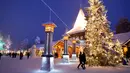 Sejumlah pengunjung berlalu-lalang di Desa Sinterklas atau Santa Claus Village, Finlandia, 15 Desember 2016. Santa Clauss Village dikonsep menyerupai sebuah desa yang seolah-olah berada di kampung halaman Sinterklas. (REUTERS/Pawel Kopczynski)