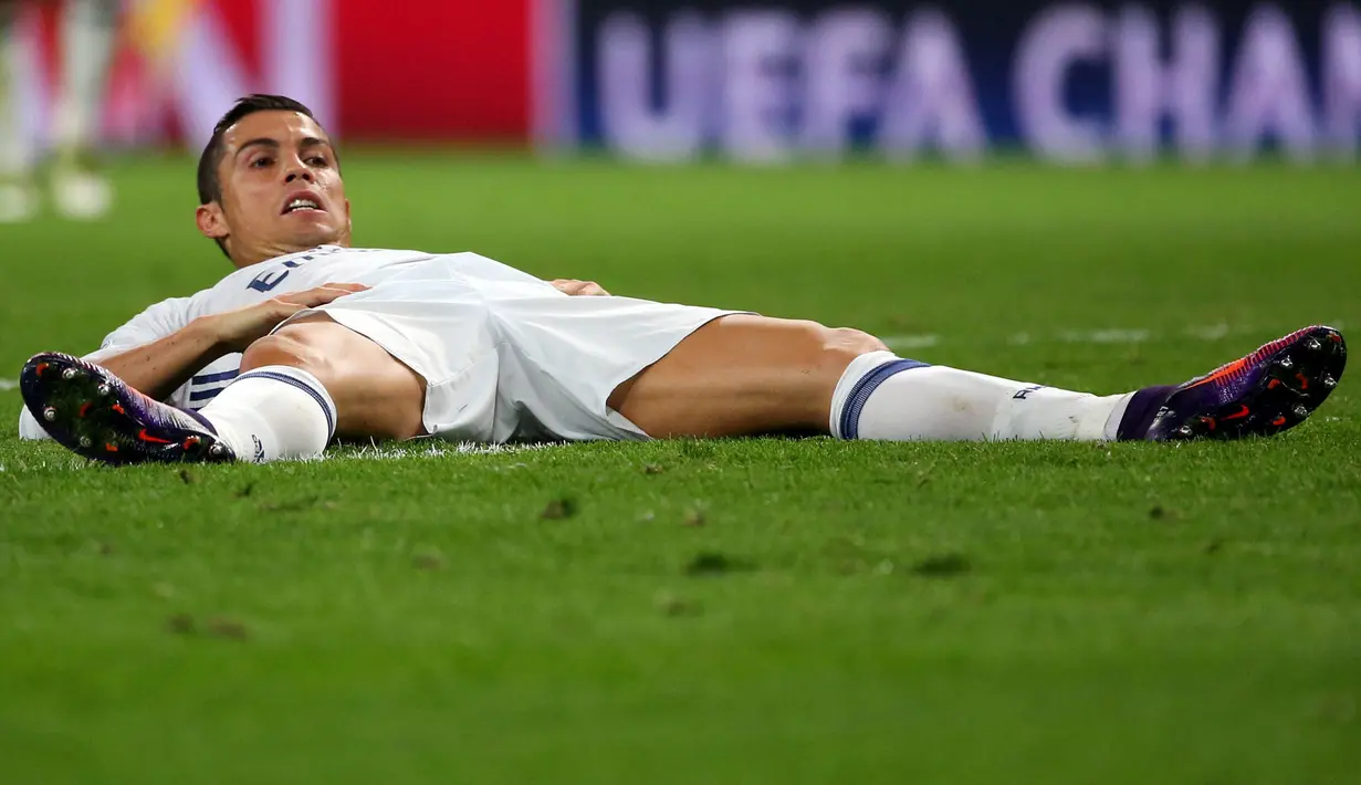 Gaya bintang Real Madrid, Cristiano Ronaldo saat terjatuh melawanLegia Warszawa pada laga grup F Liga Champions di Santiago Bernabeu stadium, Madrid, Rabu (19/10/2016) dini hari WIB. (REUTERS/Javier Barbancho)