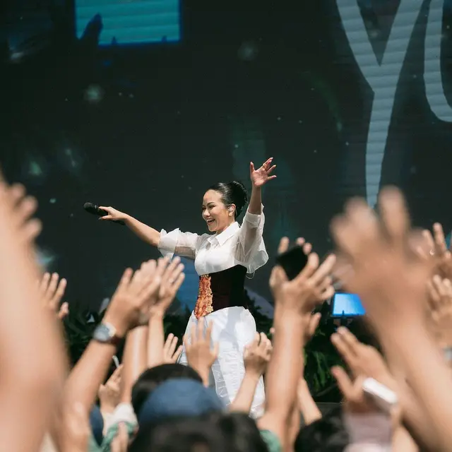 Akhirnya Luluh, Begini Gaya Yura Yunita Jadi Yura Yunited Saat Manggung Pakai Jersey Manchester United