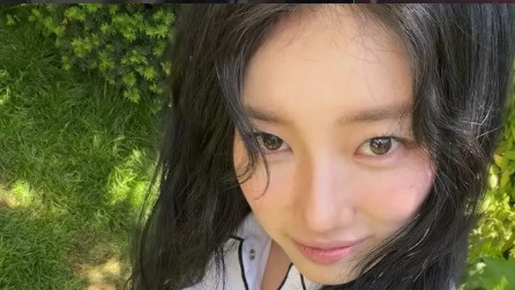 Make-up pinkish Suzy yang bikin penampilan punya vibe adem. (instagram.com/skuukzky)