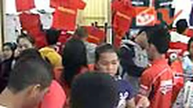Warga Antusias Buru Kaus Timnas