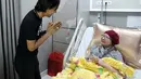 Yana Zein masih terus berjuang melawan kanker hingga saat ini. Dukungan penyemangat terus berdatangan untuk Yana. Termasuk Charlie Van Houten yang datang memberikan semangat dengan membawakan sepenggal puisi. (Deki Prayoga/Bintang.com)