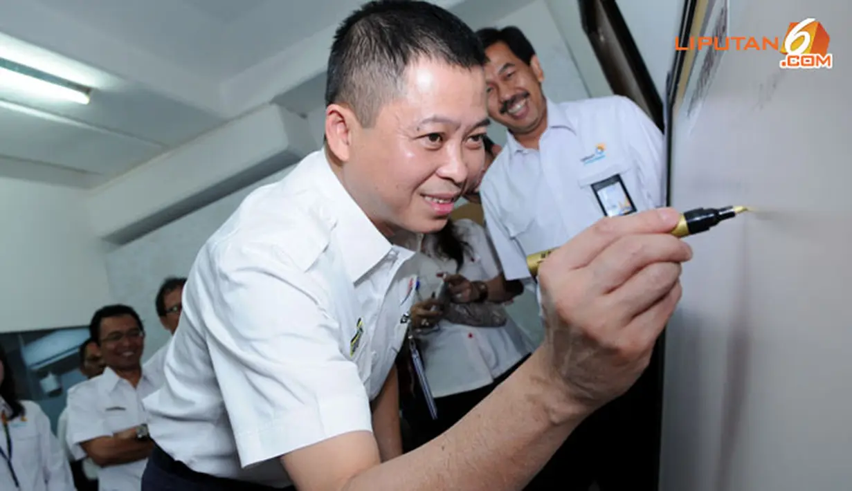 Dirut PT KAI -Ignatius Jonan saat menandatangai peresmian E- Ticketing Monitor Center (Liputan6.com/Faisal R Syam)