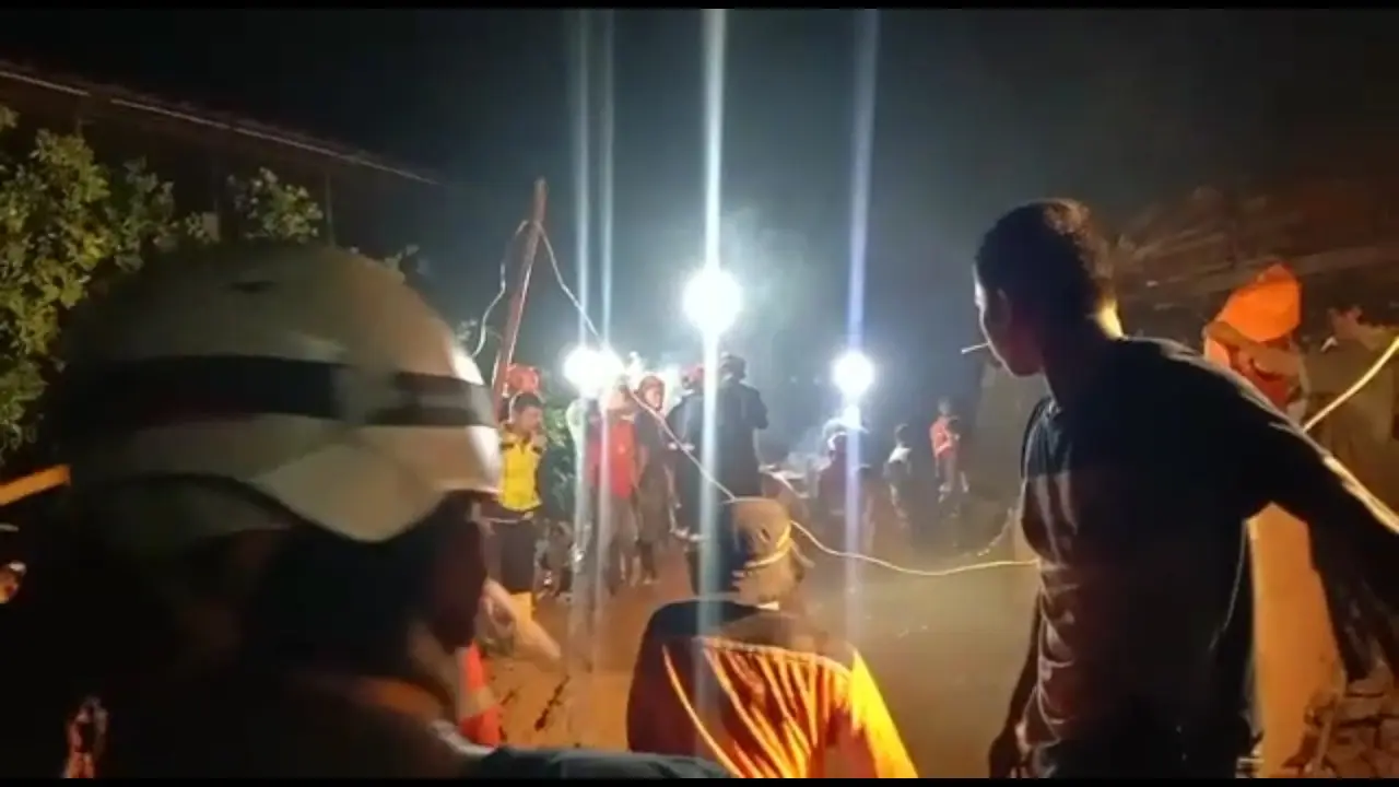 Longsor di Kampung Pasirpogor, Desa Cipelang, Kecamatan Cijeruk, Kabupaten Bogor, Sabtu sore (21/5/2022) menimbun empat warga. Satu orang telah ditemukan dalam kondisi meninggal dunia. (Liputan6.com/Achmad Sudarno)