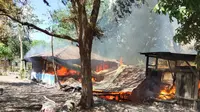 Foto: Beberapa rumah dibakar massa saat kerusuhan antar warga di Desa Tuapanaf Kecamatan Kupang Timur Kabupaten Kupang NTT (Liputan6.com/Ola Keda)