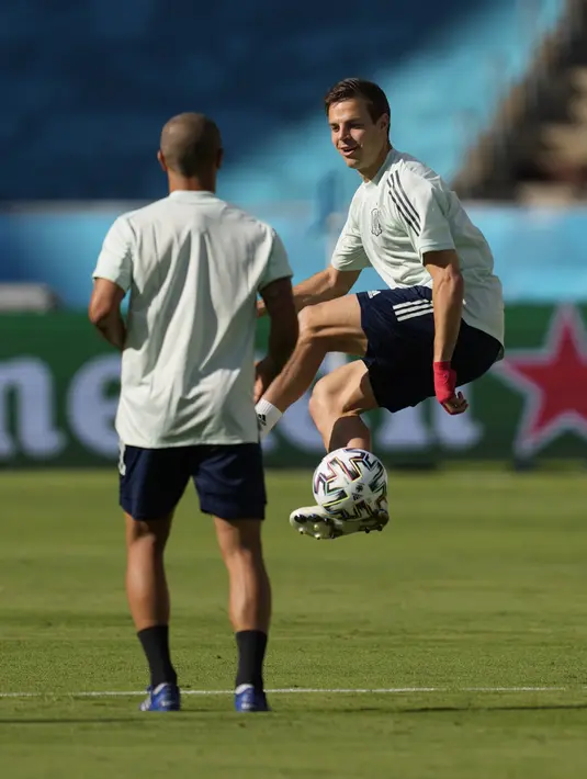 Pemain Spanyol memainkan bola saat sesi latihan di Stadion La Cartuja, Seville, Spanyol, Minggu (13/6/2021). Spanyol akan bermain melawan Swedia dalam Grup E Euro 2020 pada 13 Juni 2021 waktu setempat. (AP Photo/Thanassis Stavrakis)