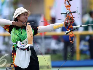 Pemanah Jatim, Eka Yuliana saat laga di kelas Recurve Women Individual di Lapangan Panahan Si Jalak Harupat, Kab Bandung, Rabu (21/9). Di final, Yuliana memastikan emas usai mengalahkan Rina D Puspitasari (DKI Jakarta). (Liputan6.com/Helmi Fithriansyah)