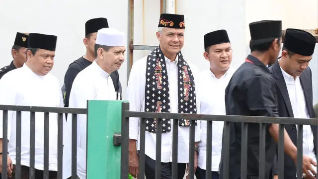 Ganjar Pranowo melakukan silaturahmi ke Kesultanan Banten Lama di Serang, Banten, Minggu (28/5/2023).