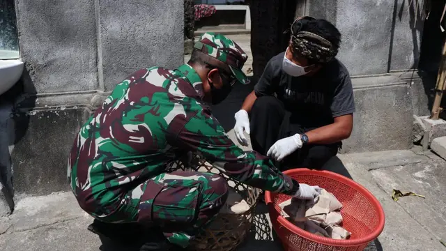 Komandan Kodim 1626/Bangli Letkol HTL turun langsung bagikan ribuan nasi bungkus kepada warga yang diisolasi