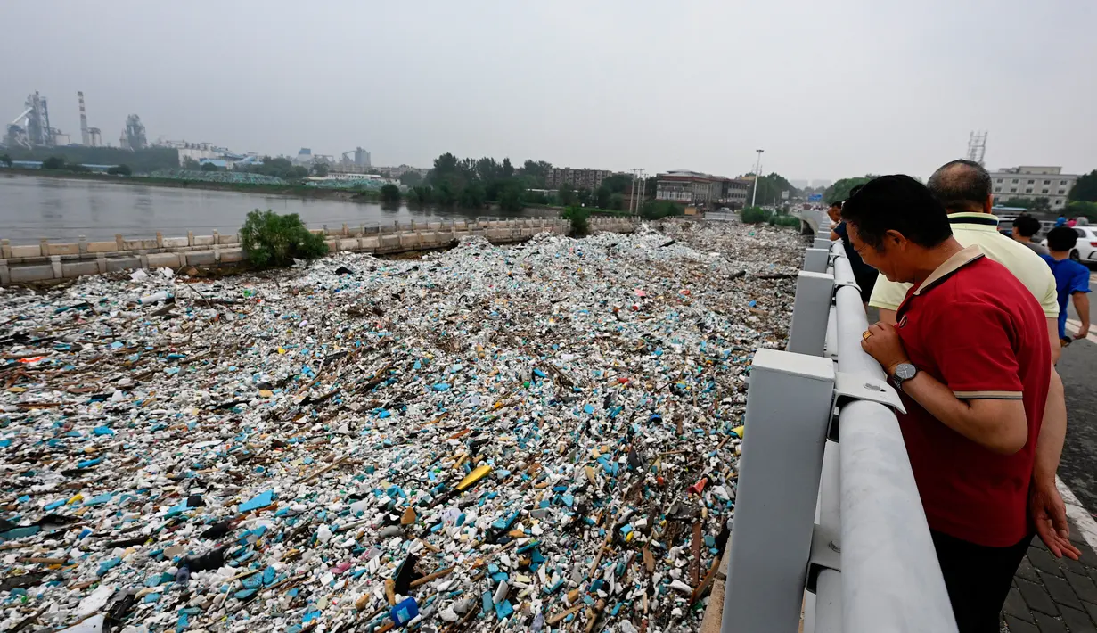Otoritas China menggandakan upaya penyelamatan di Kota Zhuozhou, salah satu kawasan terdampak banjir dengan lebih dari 600.000 penduduk di barat daya Beijing. (AFP/Giok Gao)