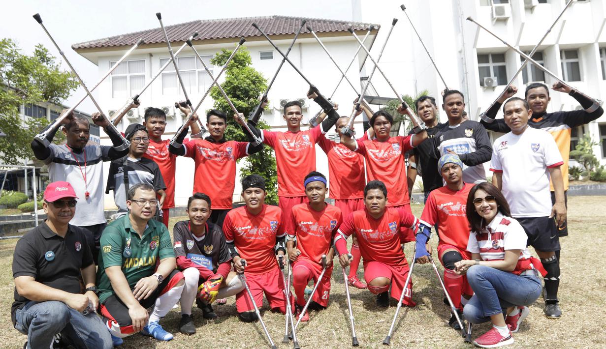 Calon Ketum PSSI, Vijaya Fitriyasa, foto bersama Tim Garuda INAF yang merupakan pesepak bola amputan di Lapangan R.S Suyoto, Jakarta, Sabtu (12/10). Kunjungan ini dilakukan untuk memberi dukungan kepada Tim Garuda INAF jelang Piala Asia Amputee Football 2020. (Bola.com/Vitalis Yogi Trisna)