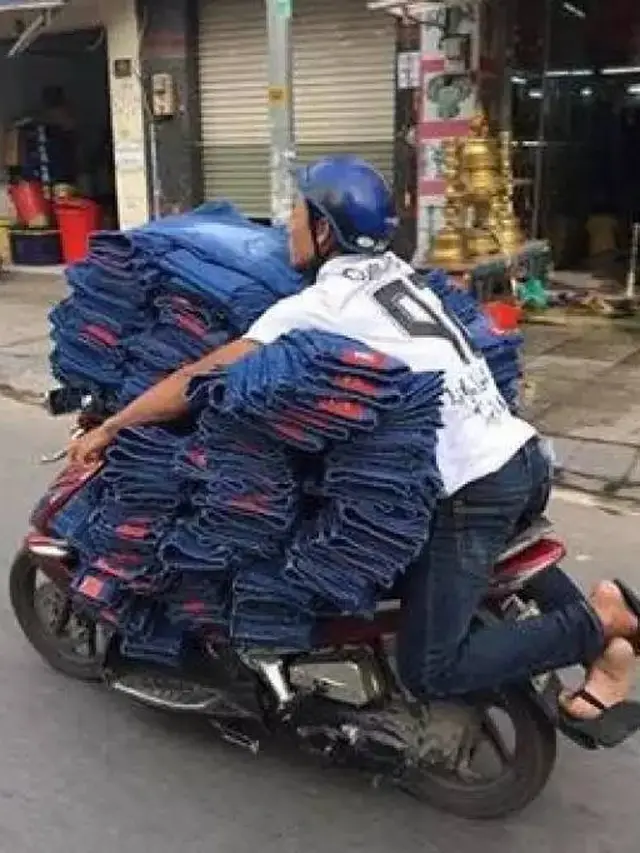 8 Potret Nyeleh Orang saat Bawa Barang Ini Malah Mempersulit Diri Sendiri