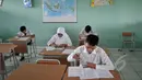 Suasana Ujian Nasional (UN) kesetaraan paket B di SMPN 80 Jakarta, Senin (4/5/2015). Sebanyak 378 peserta, termasuk peserta berusia lanjut mengikuti UN di hari pertama tersebut. (Liputan6.com/Johan Tallo)
