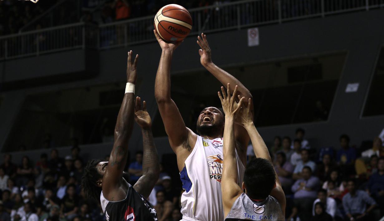 Pebasket Satria Muda, Dior Lowhorn, berusaha mencetak poin saat melawan Stapac pada laga final IBL 2019 di Britama Arena, Jakarta, Kamis (21/3). SM kalah 68-79 dari Stapac. (Bola.com/Yoppy Renato)